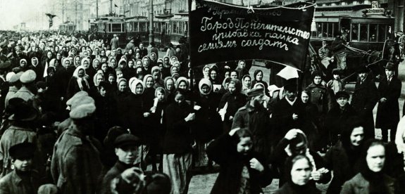 Des femmes pour la paix et le pain dans les rues de Pétrograd, 23 février (...)