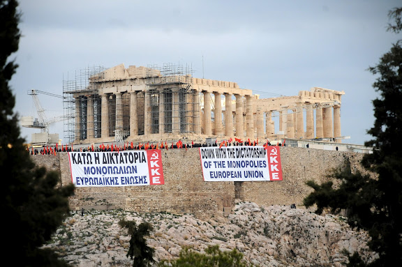 Le 11 février 2012, nos camarades du KKE ont accroché leurs banderoles à (...)